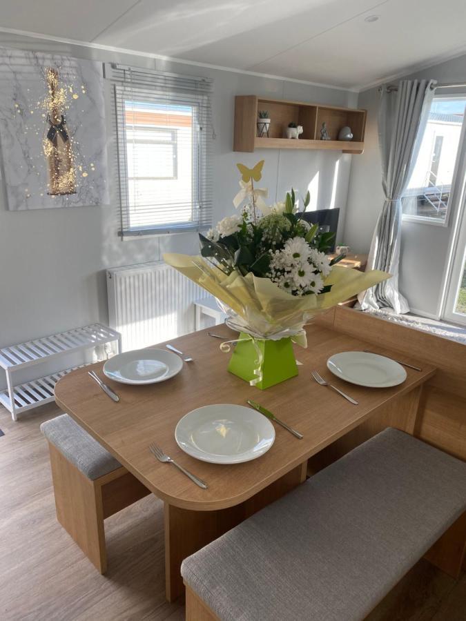 Stylish 3 Bedroom Caravan Near The Beach Walton-on-the-Naze Exteriör bild