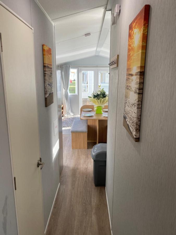 Stylish 3 Bedroom Caravan Near The Beach Walton-on-the-Naze Exteriör bild