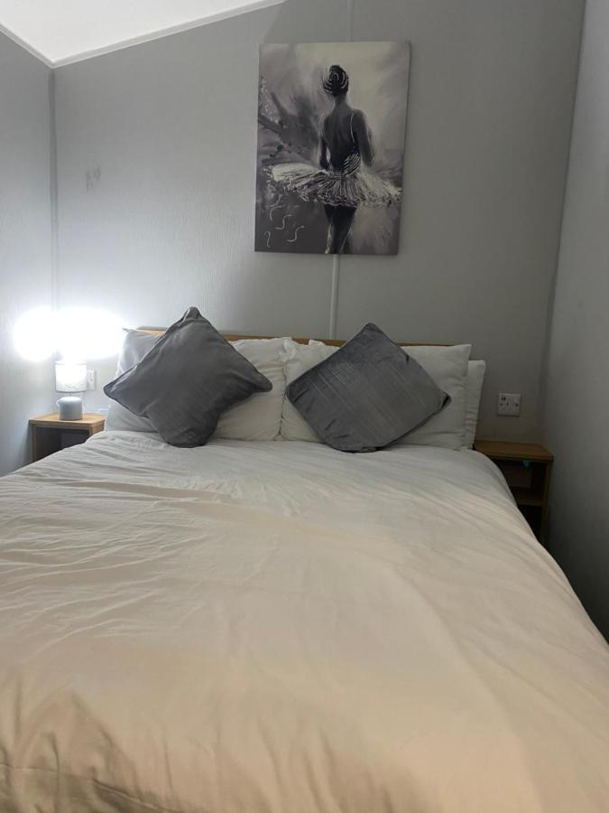 Stylish 3 Bedroom Caravan Near The Beach Walton-on-the-Naze Exteriör bild
